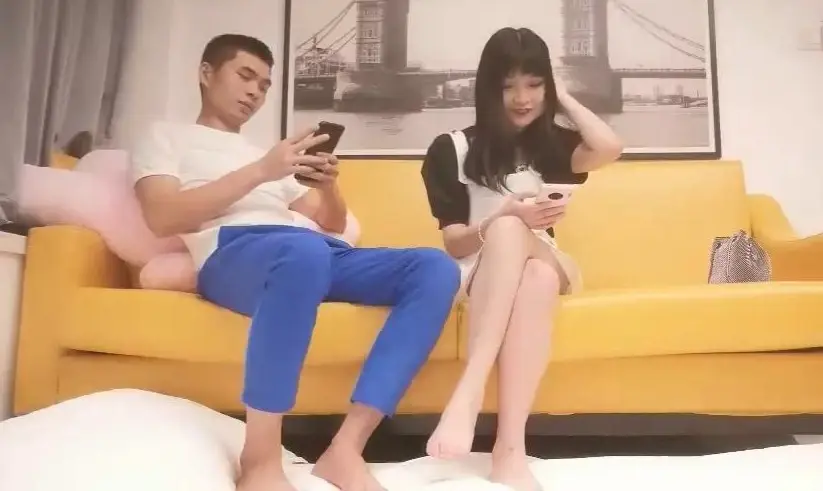 背带裤妹子洗完澡舌吻调情,特写口交摸逼骑坐无套猛操