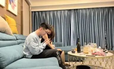 帅哥酒吧钓了个颜值超高的御姐,带回酒店灌酒让她喝多了,趁机上