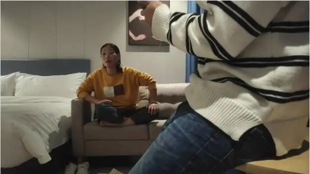 良家熟女 看你这么执着约了我几次 几年没有性生活了 哎呦宝贝舒服 哪里舒服 里面 还有点害羞捂着脸抠的淫水直流无套