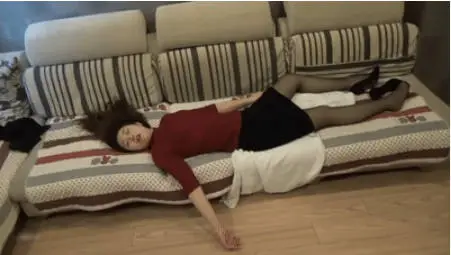 未流出下药迷奸女友极品闺蜜,无意识摆弄无套内射,含生活照及床照,粉嫩鲍鱼特写,强烈推荐!