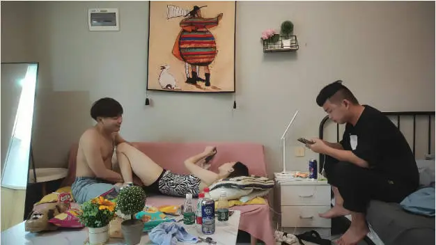 漂亮美眉 你真能干 身材苗条皮肤白皙 先聊聊天调调情 精神小哥看到漂亮妹子操的很起劲 妹子很体贴边操