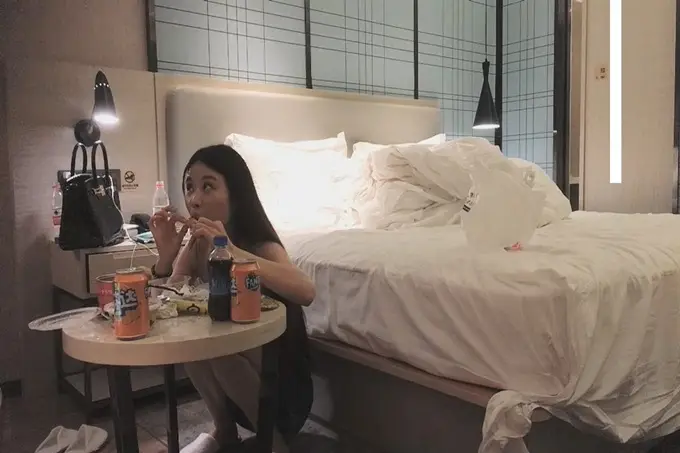 凌晨第二场结束后等外卖时间久,69舔穴调情按摩宛如小情侣对白有趣