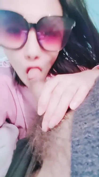 眼镜骚货小熟女露脸卫生间口交,打情骂俏,后入操逼特写粉穴,