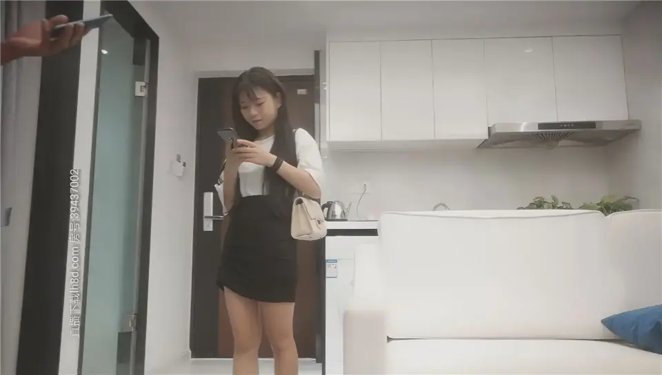 黑色包臀裙萌妹,摸逼口交特写粉穴沙发骑乘猛操,低低呻吟抱起来操搞了两炮