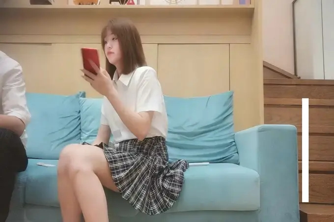 非常嫩清纯短发学生妹衬衣短裙,脱光光调情坐在腿上摸逼闭眼享受