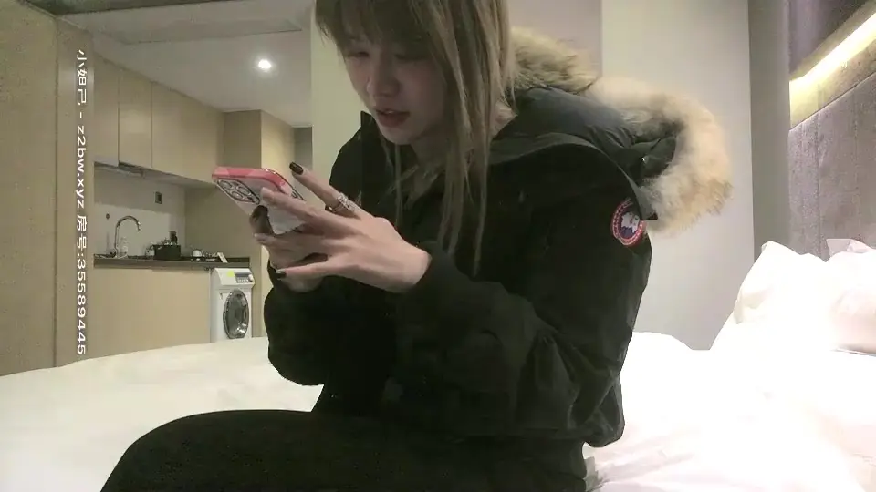 高颜值黑色外套大奶妹子啪啪,穿上黑色网袜特写手指快速扣逼后入猛操
