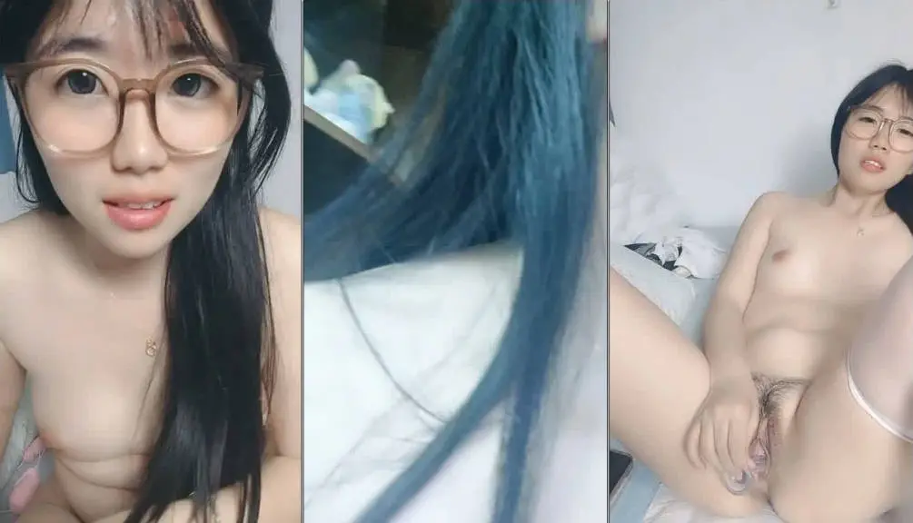 看久了会爱上的美女主播小甜甜，全程露脸丝袜情趣，笑起来很迷人，跳蛋塞逼里尿尿，道具抽插浪叫呻吟好刺激