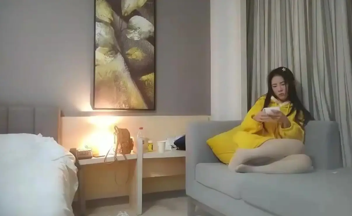 黄色卫衣苗条妹子啪啪,翘起屁股口交后入大力猛操呻吟