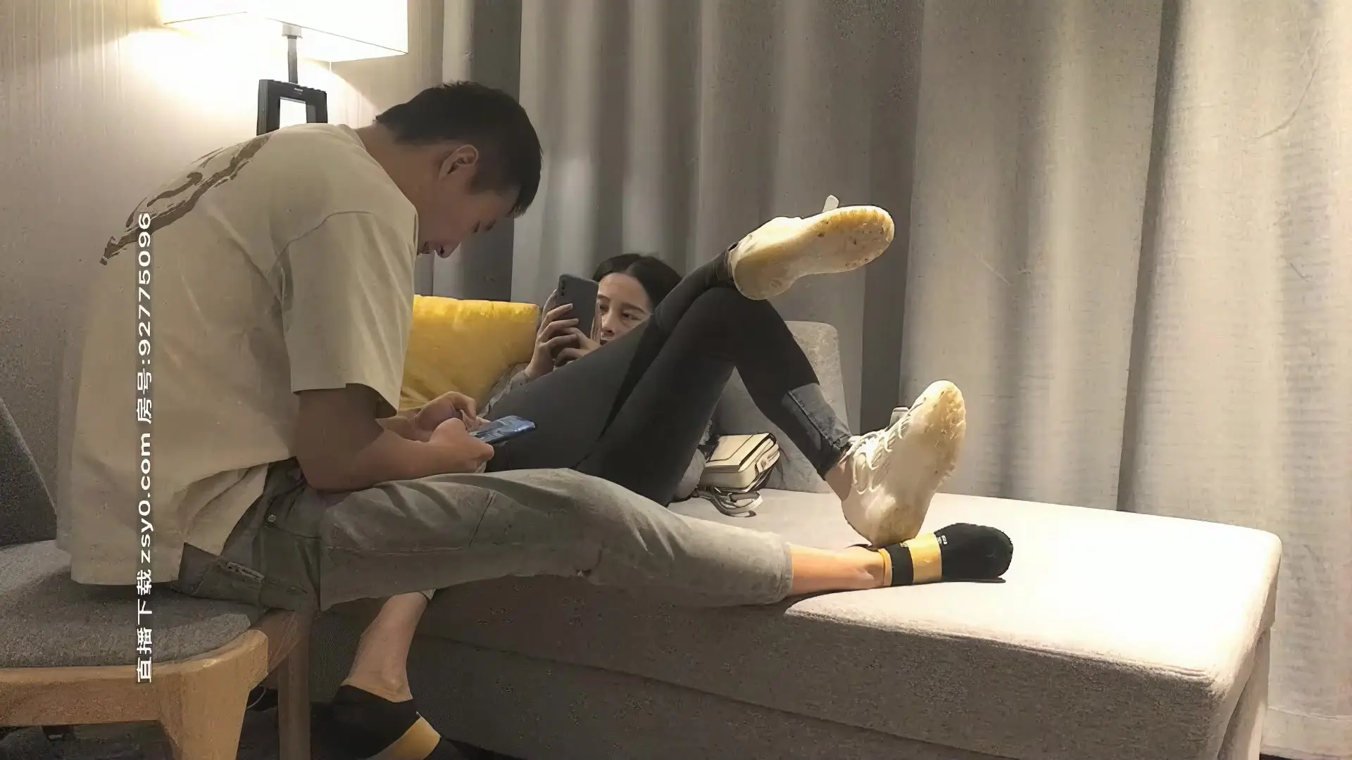 长发牛仔裤性感妹子,舔奶调情再到床上口交骑乘猛操