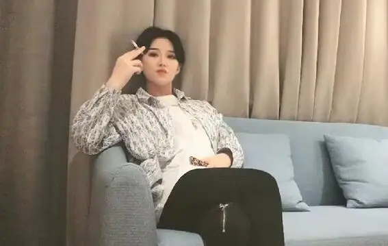 高颜值气质妹子啪啪,苗条身材上位骑乘自己动后入侧入猛操