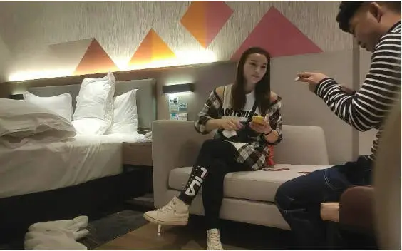 干到底深夜极品身材外围女 腰细大屁股跪地口交 吊带睡衣自摸给我看 扶着美臀后入撞击