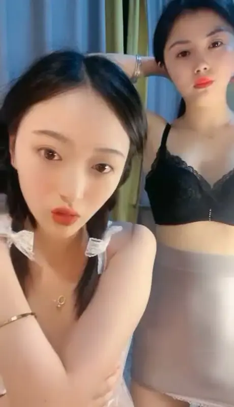 顶级粉穴美腿清纯美女腿腿和闺蜜一起秀,两个小辫子,跳蛋假屌抽插多毛肥穴,特写掰穴极品名器,一起翘起双腿诱惑