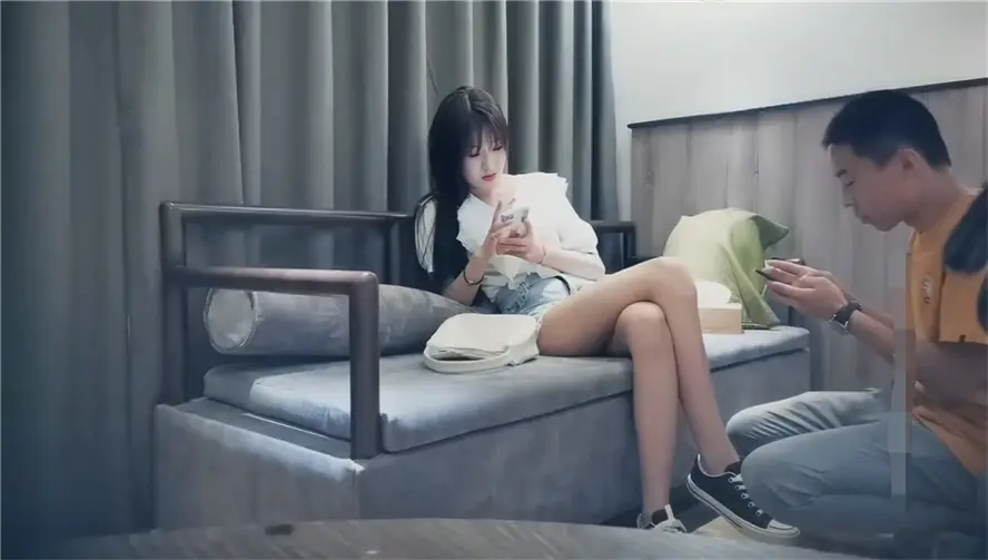 白衣甜美长腿萌妹,口交舔弄大力抽插后入猛操呻吟娇喘