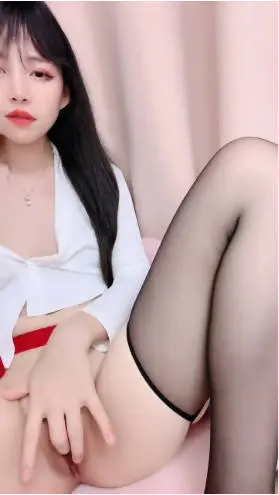 颜值嫩妹【美伢】第七弹,新晋校花下海,无毛馒头逼流浆,蜜桃臀粉奶粉逼,自慰大秀