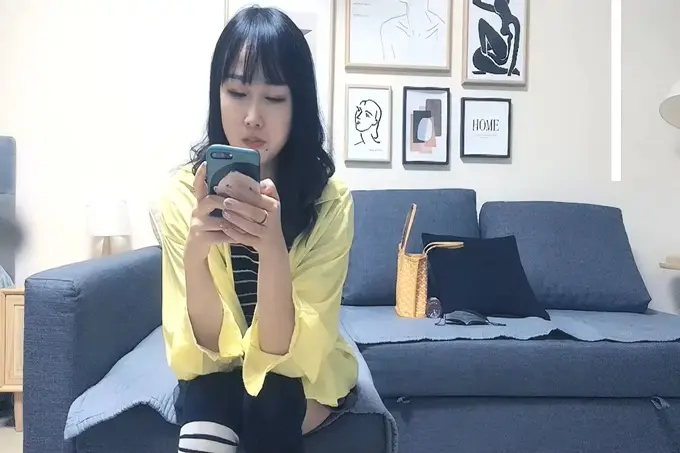 甜美性感妹子,穿上黑丝翘屁股掰穴站立后入猛操