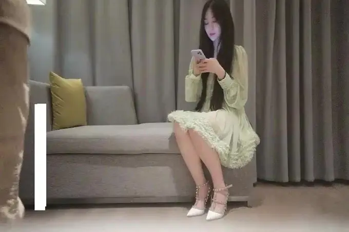 绿裙长相甜美胸前纹身妹子,舌吻调情口交上位骑坐抽插,后入快速猛操呻吟娇喘