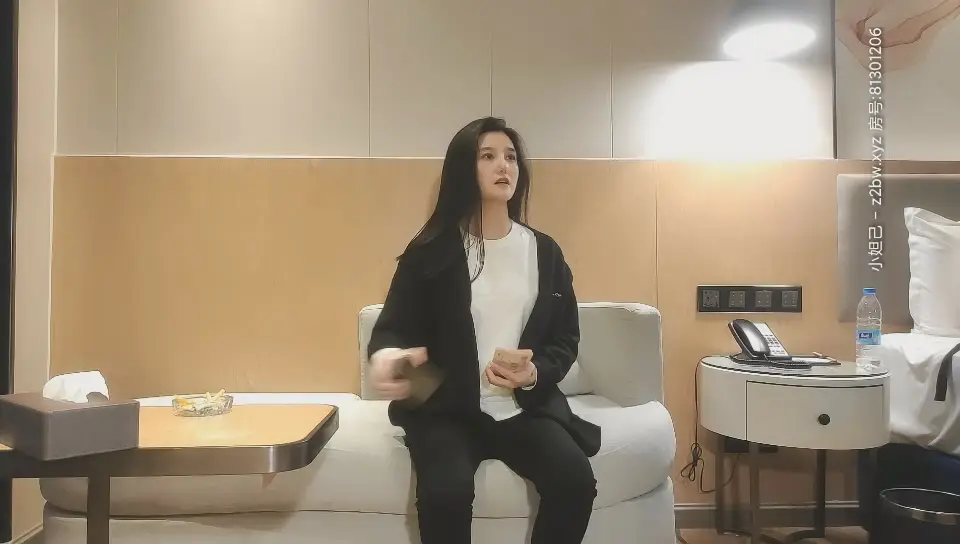 约战神似张碧晨外围,激战中途被人推门而入,妹子吓得浑身颤抖要跑路