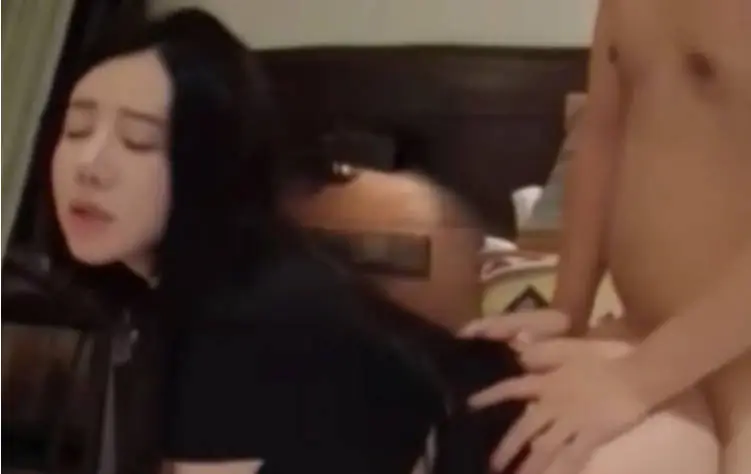 气质网红脸美女与金主爸爸玩3P,前后夹击大屌出击,后入狂艹口爆颜射!