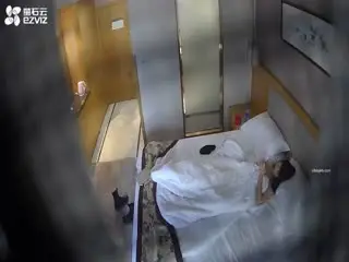 【宾馆盗摄】榜一大哥线下约炮网红女主肤白貌美酥胸大长腿，全程对话很有意思，很黄很暴力还很油腻