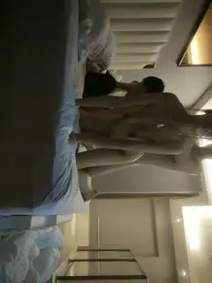 4P 换妻，真实偷拍换妻，清晰对白，公务员人妻，真正会享受生活的人！