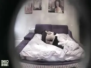 宾馆盗摄，好久没见面的小情侣，开始害羞最后本性暴露