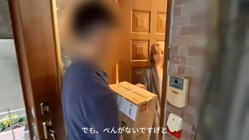 FC2-PPV-4726082 半价到8月1日！ ！ [无码] 勾引送货员，然后立刻跟他上床！做完早上的家事后，妻子最喜欢的消遣就是下午的淫秽中出…