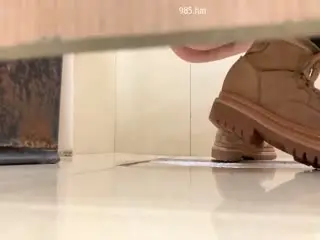厕所，居然有个在抽奶，超高颜值
