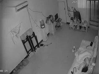 俏皮小萝莉半夜趁妈妈熟睡学爸爸玩妈妈奶子长达半小时