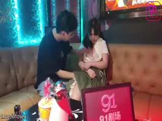 茗茗淫荡反差眼镜妹狼友专属定制KTV淫乱3P跟着音乐艹着穴嘴里还含着鸡巴相当会玩
