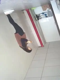 美女放尿厕拍