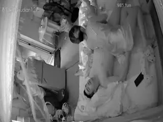家庭摄像头偷拍性欲很强的淫妻没办法得到满足怎么干都满足不了