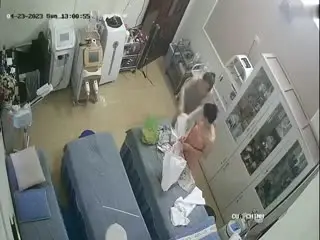 【监控破解】美容院两个颜值美女做逼逼激光脱毛  一边做一边和美容师唠嗑