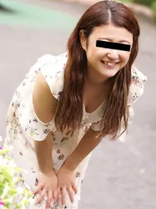 穿着微比基尼与捡到自称泳装模特的女孩的中出性爱！须崎美露