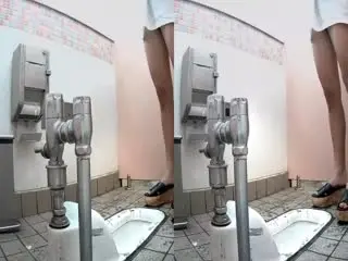 海边沙滩浴场女厕偷拍美女尿尿，腿上满是泥沙是个无毛小白虎