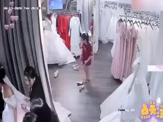 婚纱店偷拍新娘伴娘试婚纱可爱奶子极品，试婚纱还不忘来一炮