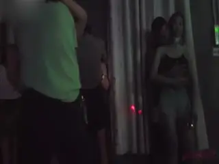 高清原版真实偷拍，成都摸摸舞厅各种摸奶这种地方就很接地气【看着还蛮刺激】