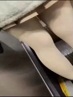 惊现天狼星自成一派街射后暖心帮小姐姐擦精液楼道强迫小女孩，真乃一代宗师!