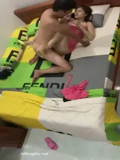 暗藏摄像头偷窥挺会玩年轻夫妻穿着高跟鞋各种姿势啪啪