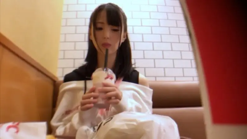 FC2-PPV-4793671 史上最可爱的18岁女大学生。她高潮时喷出大量爱液，但因为被灌精而怒不可遏，神情恍惚。