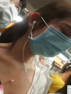 【户外猎奇】高颜值美女在地铁上被鸡巴顶哭应该还没被开发过
