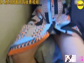 火车偷拍大胆偷拍熟睡的美女裙底胸部