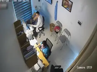 【医院三月监控】重金破解高清！给漂亮女病人仔细检查身体完整版！猥琐男医生
