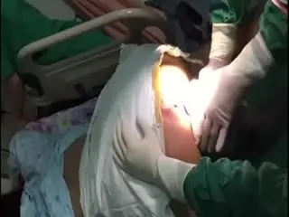麻醉科色狼医生趁美女术前麻醉的时候旁边没人偷偷猥亵偷拍病人私处打飞机