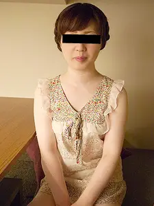 素人AV采访～平时担任营业员的白皙丰臀正妹～市井绫香