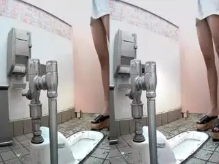 海边沙滩浴场女厕偷拍美女尿尿腿满是泥沙的美眉是个无毛小白虎