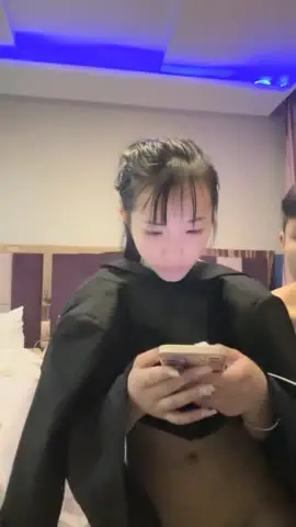 两男一女酒店开房!一个操逼哥们旁边观战!马尾辫小骚货,抓屌吸吮,多毛一线天肥逼,怼入爆操好紧