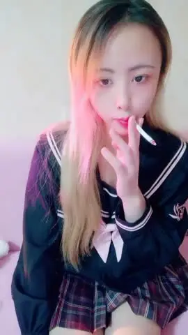 JK装金发小姐姐!撩起裙子没穿内裤!无毛骚穴揉搓,跳蛋塞入按摩器震动,爽的浪叫呻吟