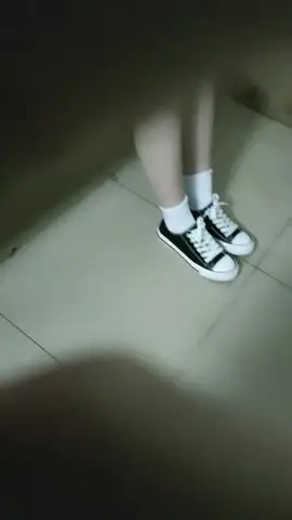 【刚来的校妓】,帆布鞋,牛仔裤,白T恤,学生妹青春活力,白嫩肌肤映衬下水汪汪的黑森林,无套啪啪
