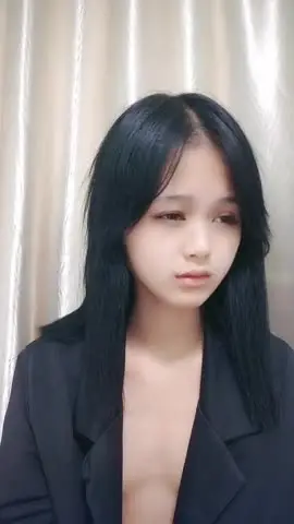娇小身材贫乳小萝莉!一脸呆萌全裸诱惑!扭腰跳舞,翘起双腿露嫩穴,BB玩发炎了不能插