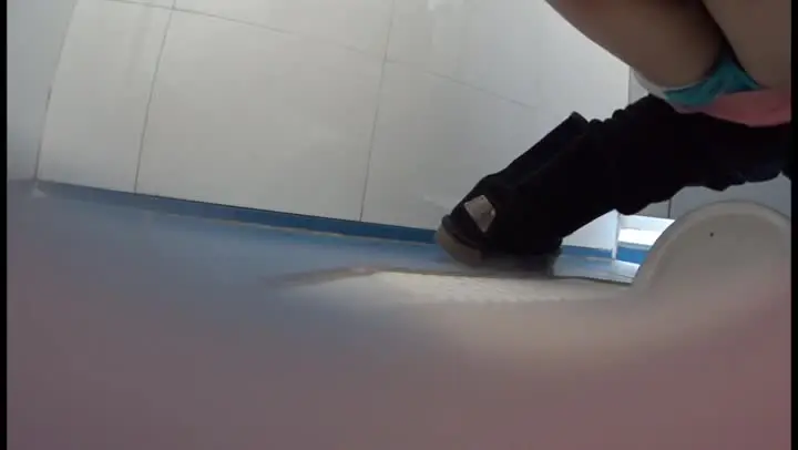 国内某高中男生偷拍同班女生李妍欣如厕,大神真是无敌了附露脸生活照 new